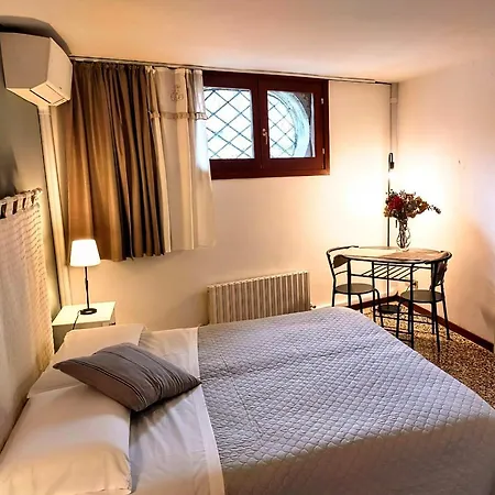 And - Private In Shared Venedik