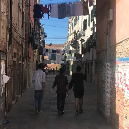 And - Private In Shared Venedik